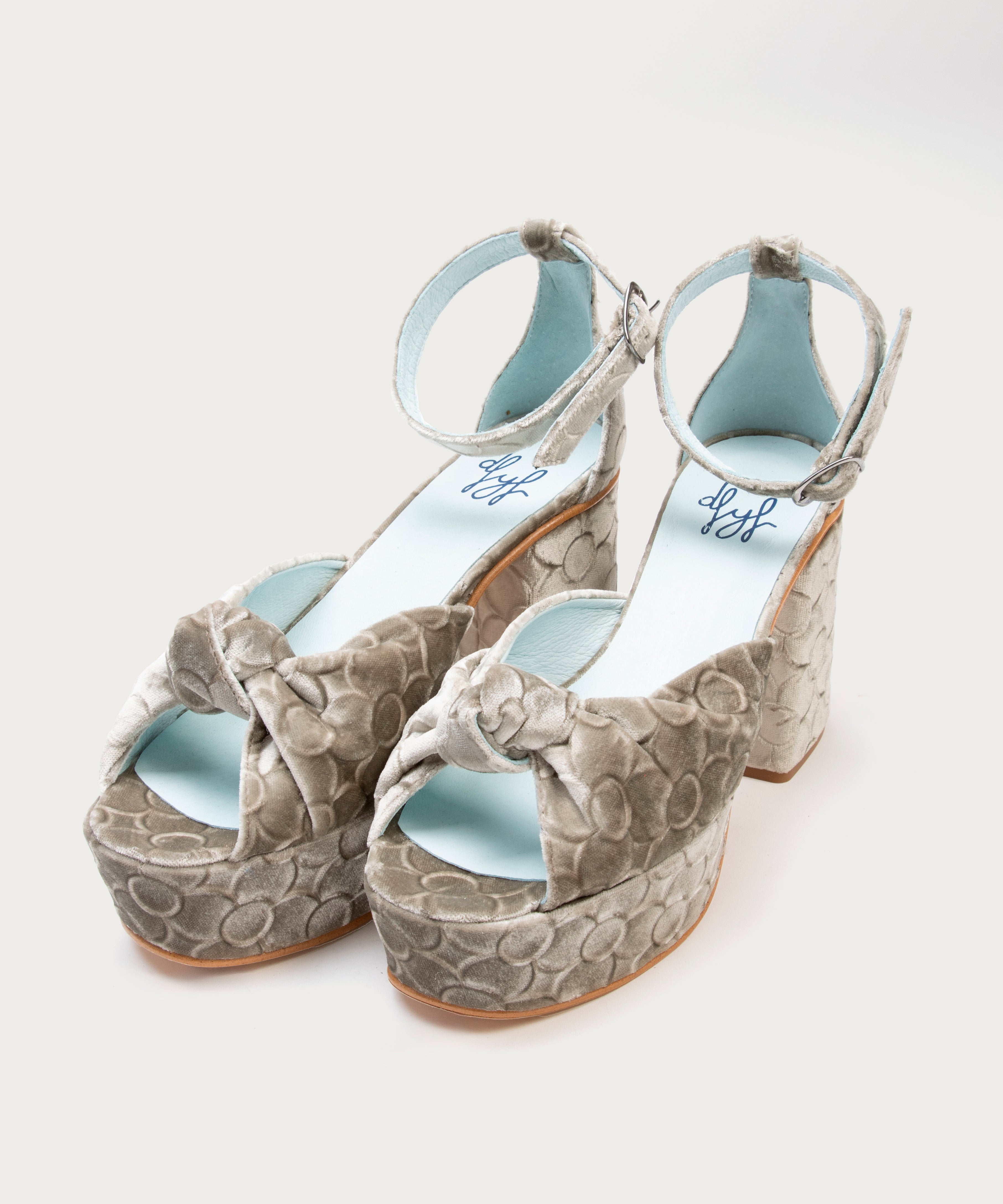 Tacones XXII de defloresyfloreros en diferentes colores con plataforma y terciopelo de seda grabado