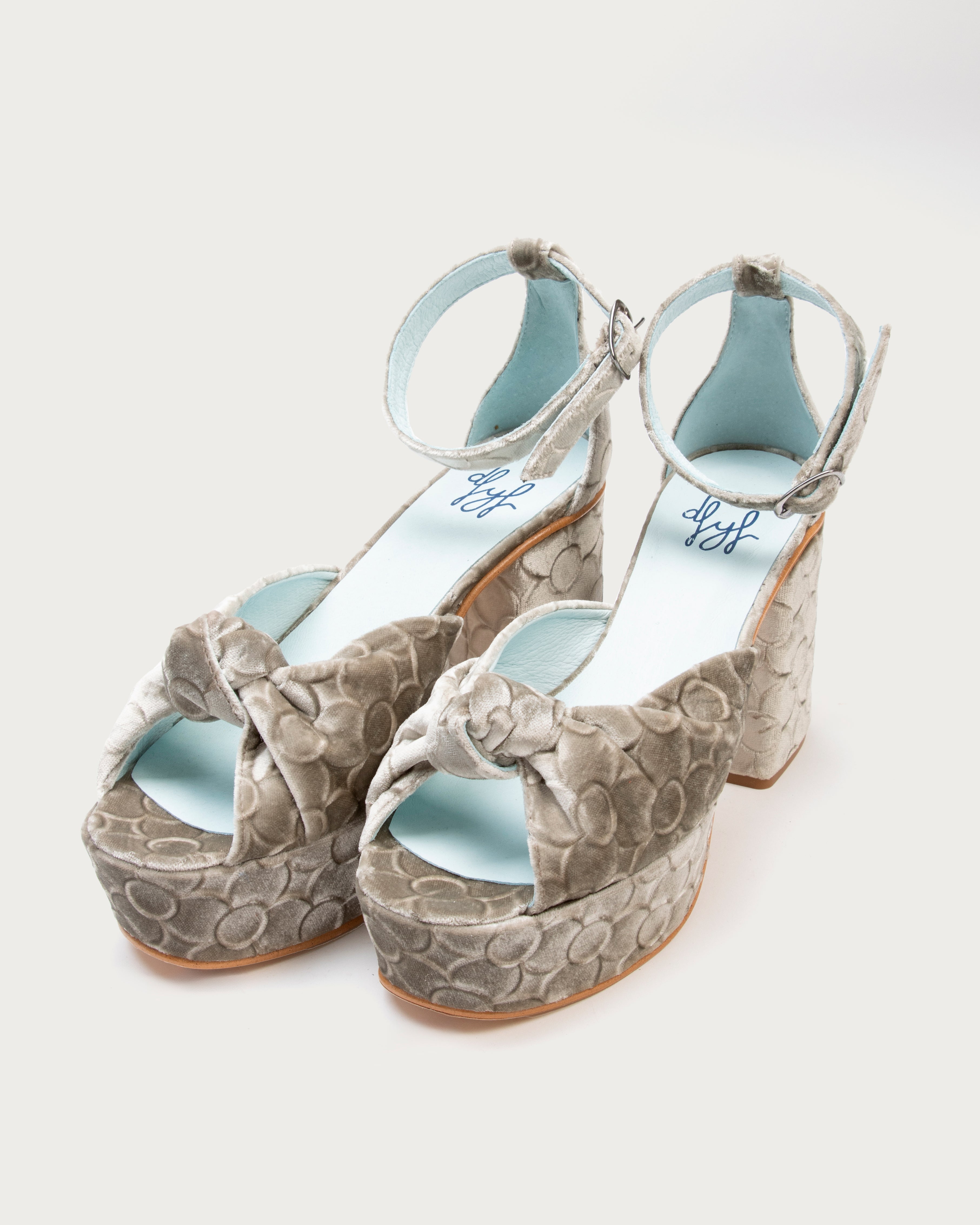 Tacones XXII de defloresyfloreros en diferentes colores con plataforma y terciopelo de seda grabado
