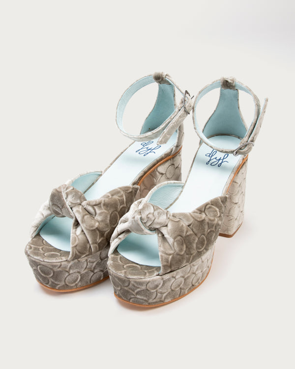 Tacones XXII de defloresyfloreros en diferentes colores con plataforma y terciopelo de seda grabado