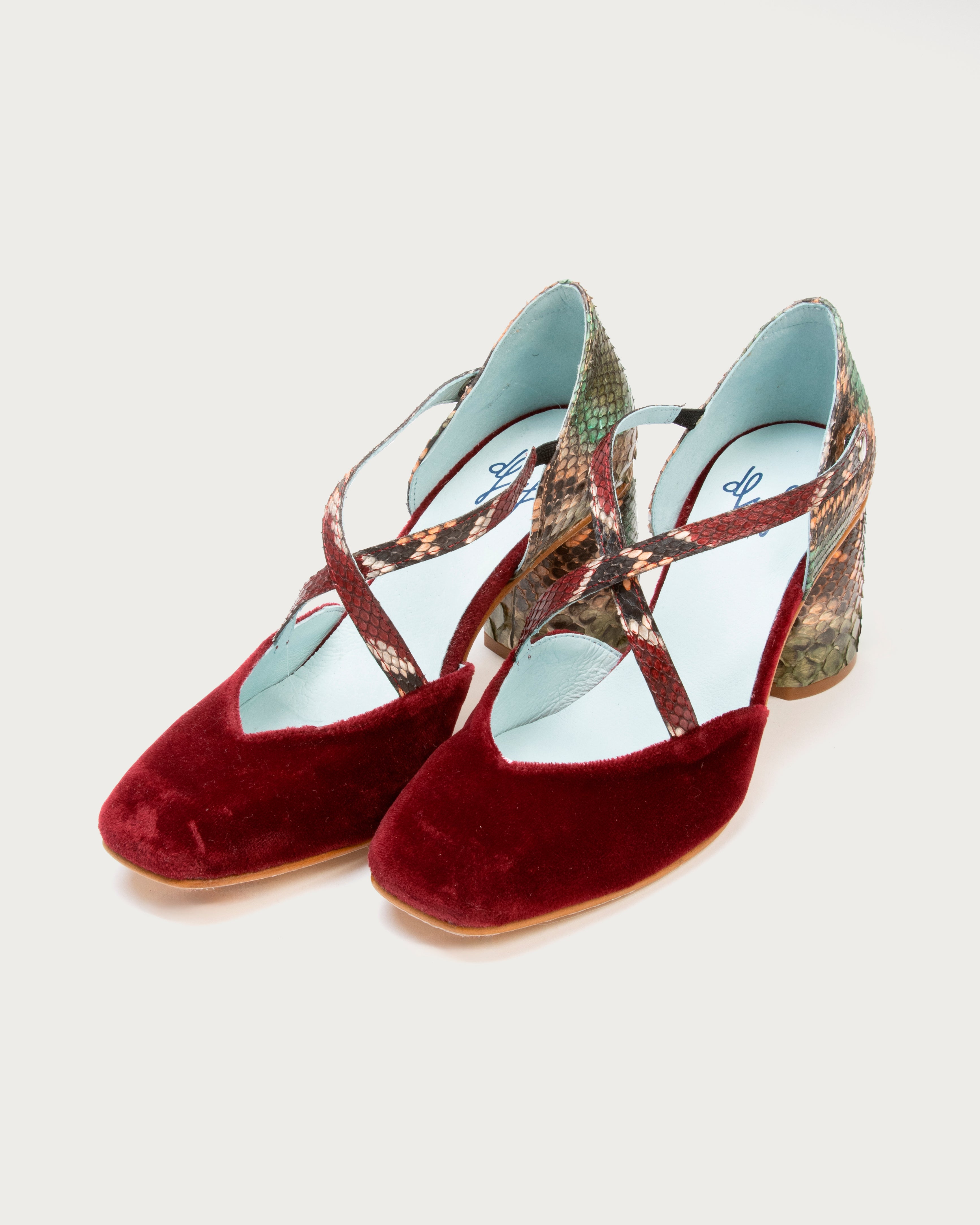 Tacones XXI de defloresyfloreros en diferentes colores con terciopelo, python y tacón ancho