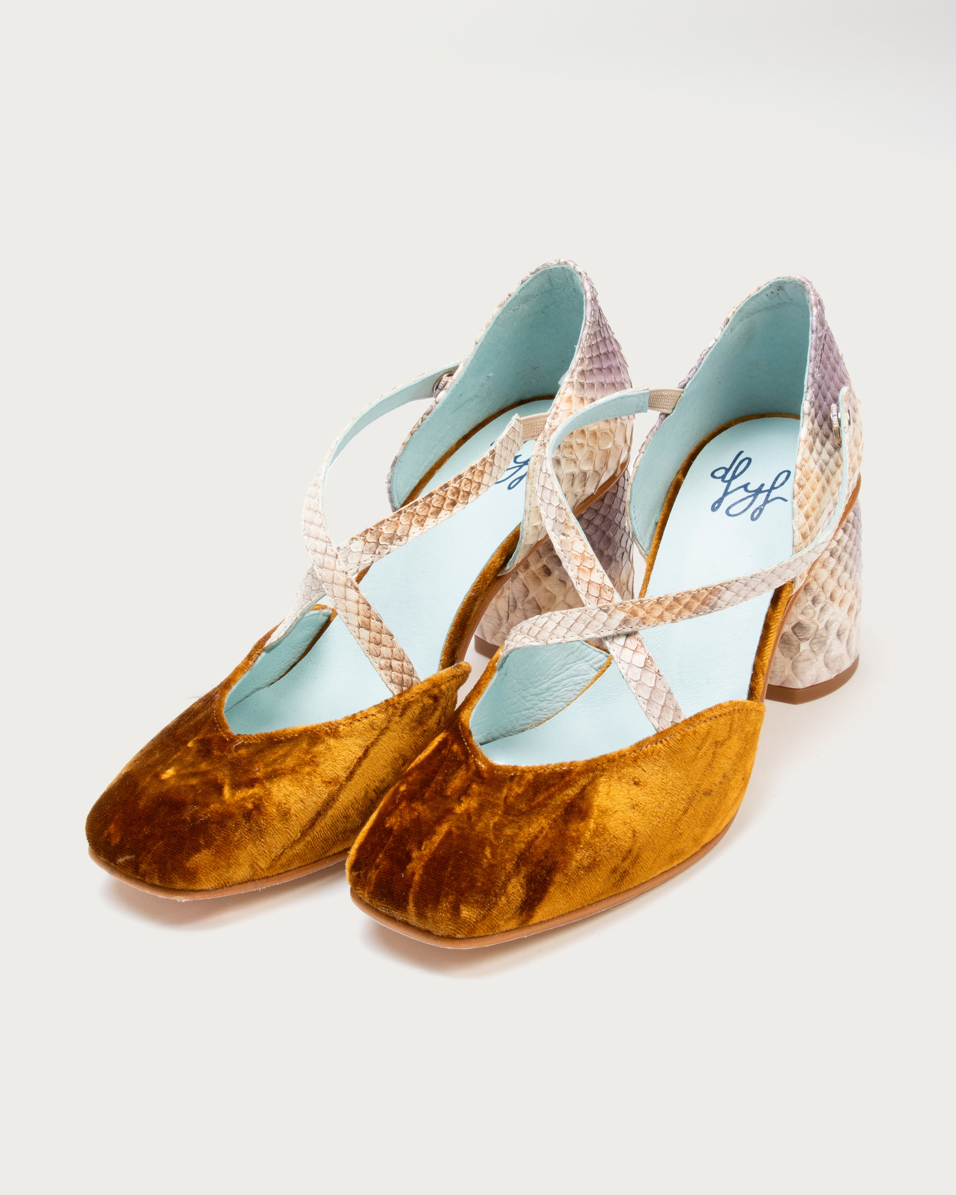 Tacones XXI de defloresyfloreros en diferentes colores con terciopelo, python y tacón ancho