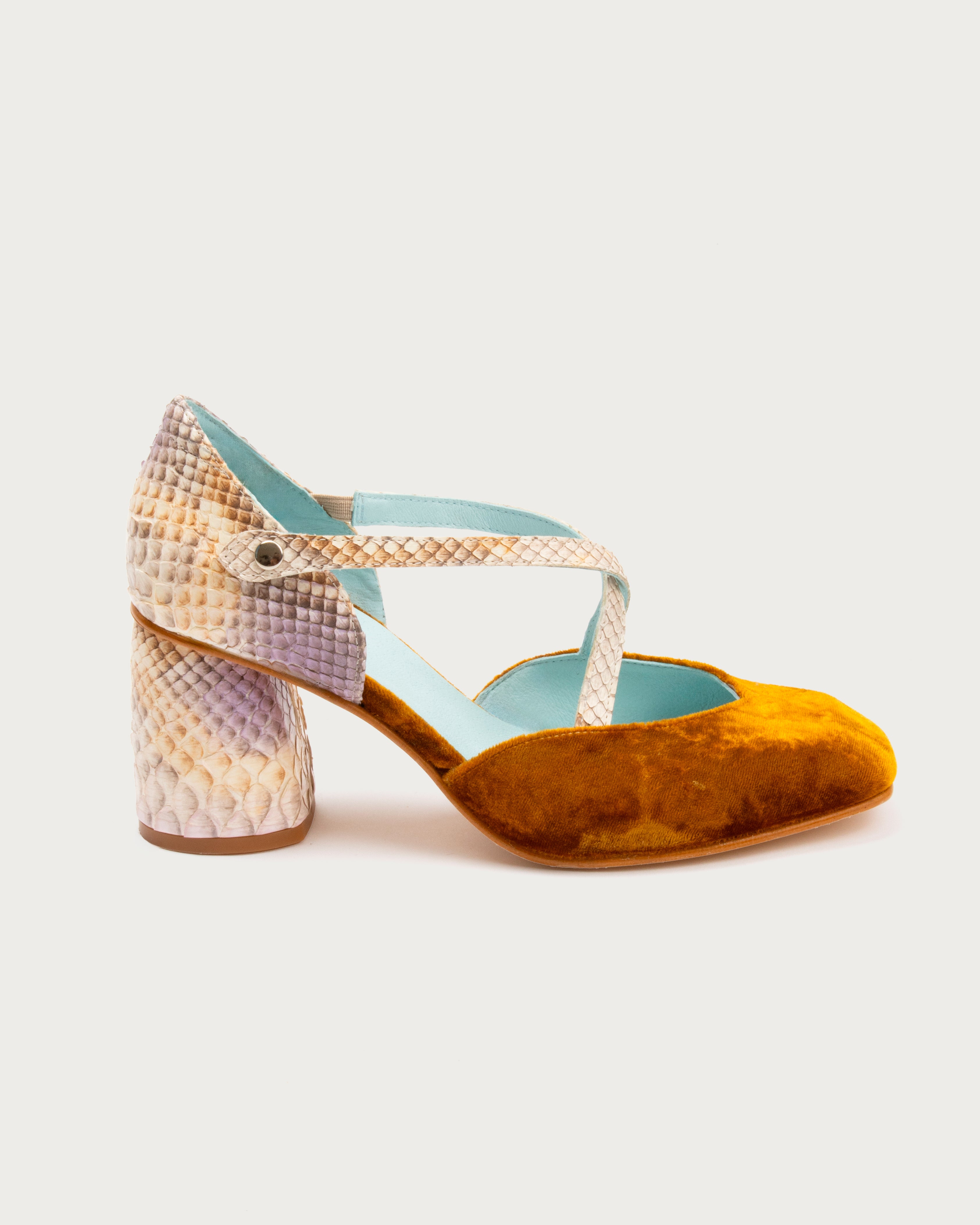 Tacón XXI Gold de defloresyfloreros en terciopelo y python con tacón ancho de 6,5 cm