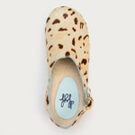 Vista superior del Zueco XXIII Beige con plantilla en lana, animal print y hebilla en el talón