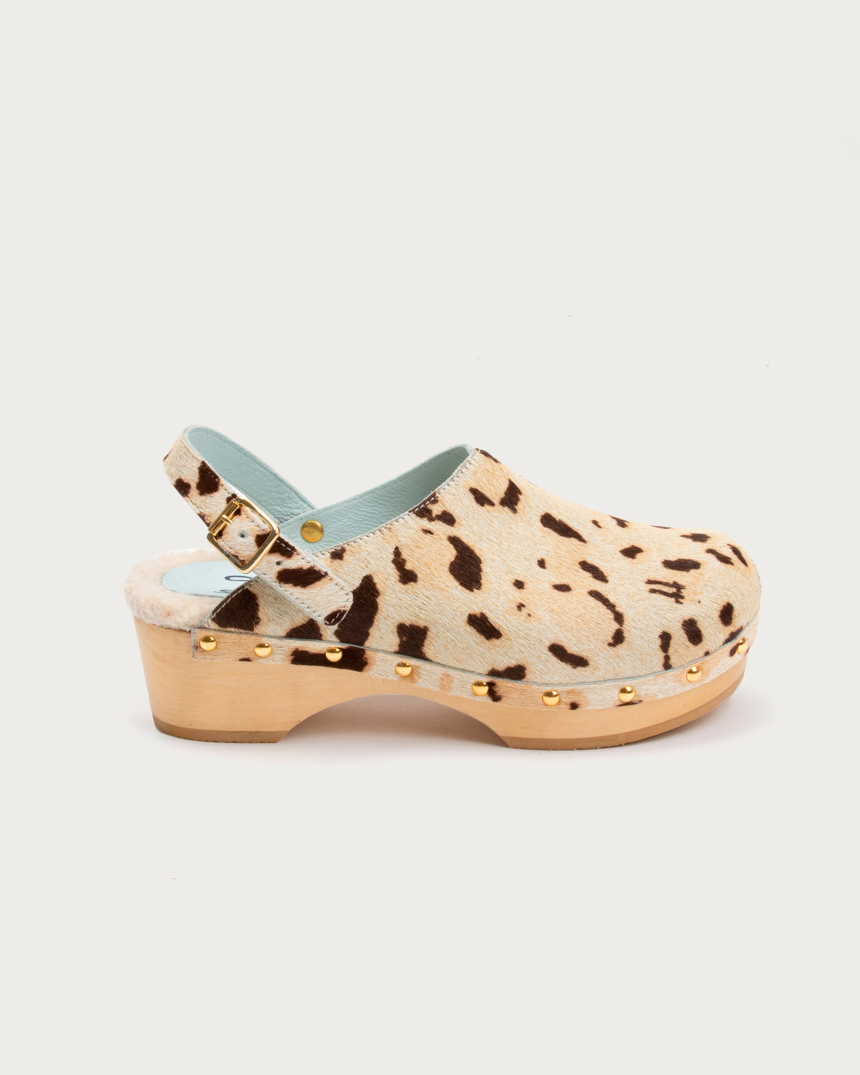 Zueco XXIII Beige de defloresyfloreros con piso de madera, lana y animal print