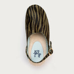 Vista superior del Zueco XXIII Caza con plantilla en lana, animal print y hebilla en el talón